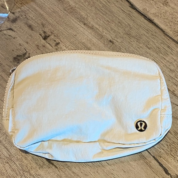 NWT Lululemon Everywhere Belt Bag Opal White Fanny Pack - Picture 5 of 5